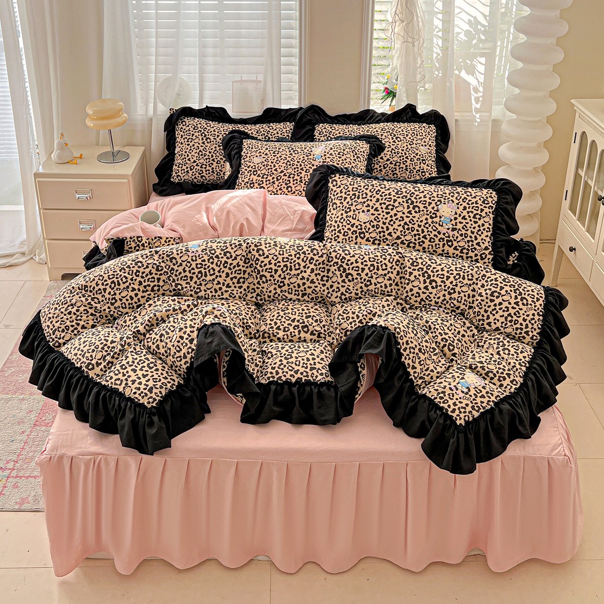 91家纺网 家纺一手货源 找家纺 （总）富米莱（原臻工厂） 2026新款法式赫本风大花边A类古法仿棉云感纱床盖床裙四件套-场景二