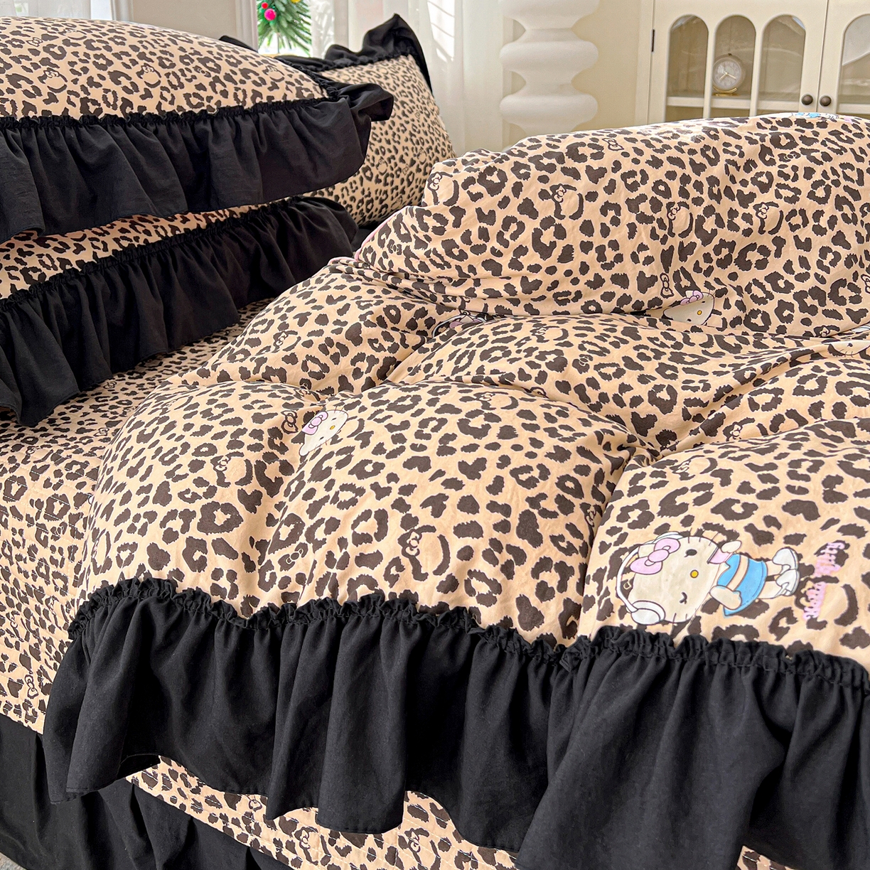 91家纺网 家纺一手货源 找家纺 （总）富米莱（原臻工厂） 2026新款法式赫本风大花边A类古法仿棉云感纱床盖床裙四件套-场景二