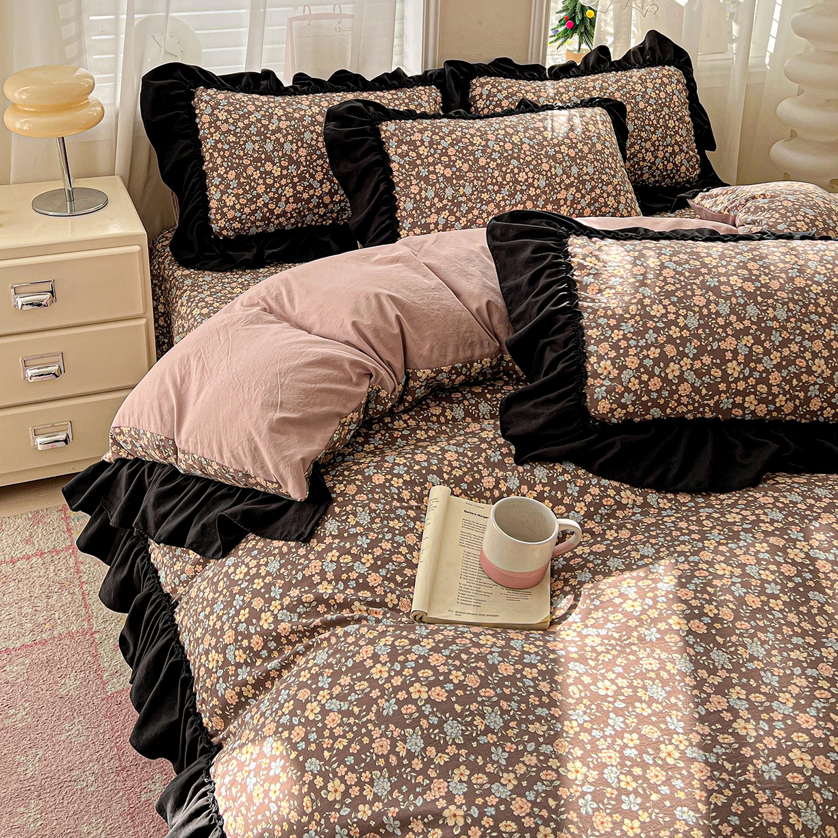 91家纺网 家纺一手货源 找家纺 富米莱（原臻工厂） 2026新款法式赫本风大花边A类古法仿棉云感纱床盖床裙四件套-场景二 漫野