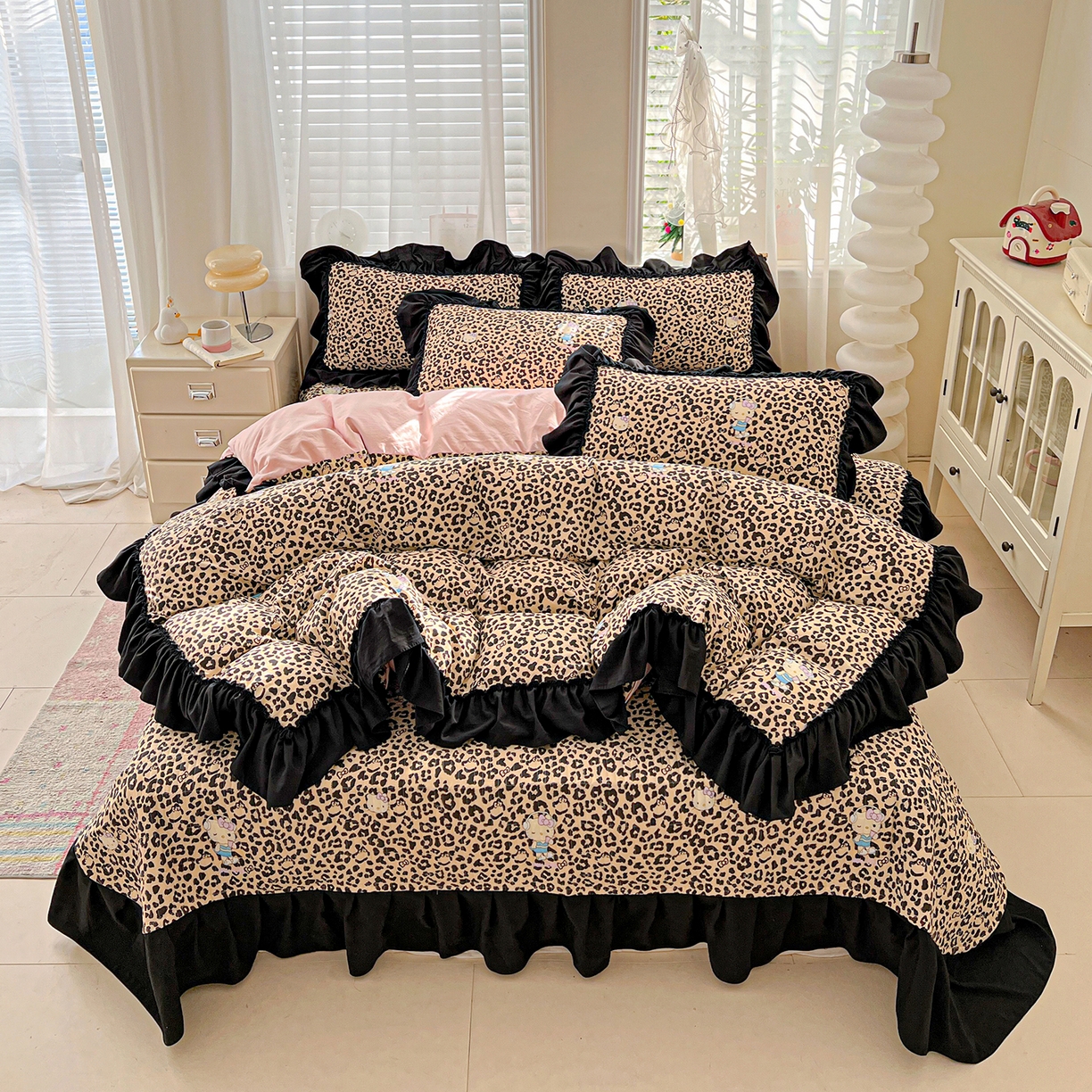 91家纺网 家纺一手货源 找家纺 富米莱（原臻工厂） 2026新款法式赫本风大花边A类古法仿棉云感纱床盖床裙四件套-场景二 豹纹猫咪