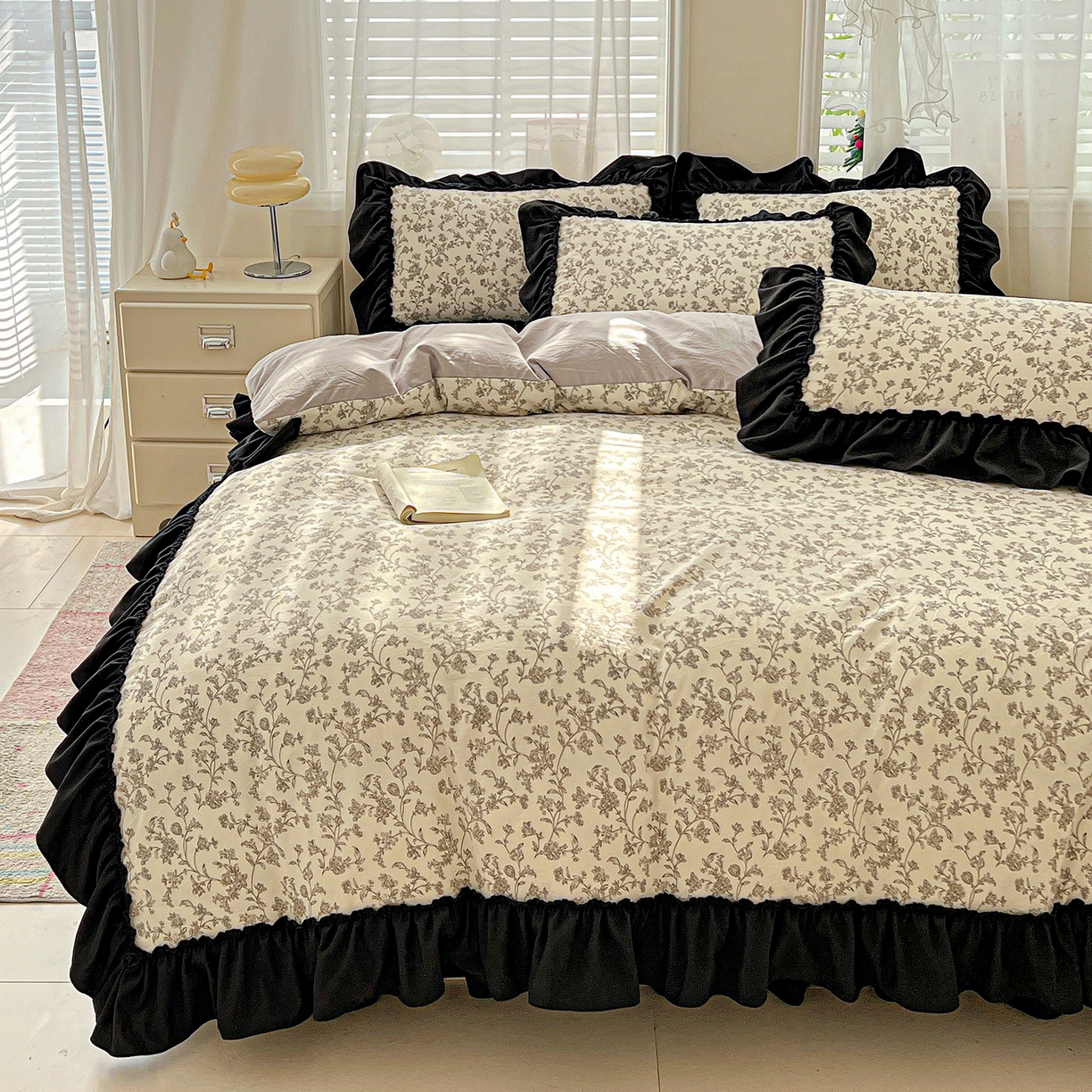 91家纺网 家纺一手货源 找家纺 富米莱（原臻工厂） 2026新款法式赫本风大花边A类古法仿棉云感纱床盖床裙四件套-场景二 星河入梦