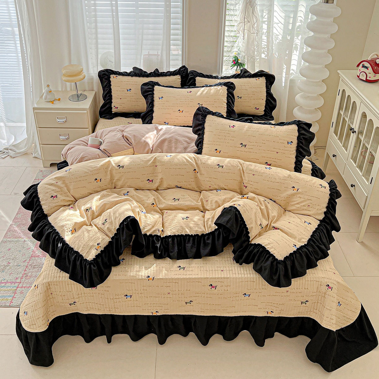 91家纺网 家纺一手货源 找家纺 富米莱（原臻工厂） 2026新款法式赫本风大花边A类古法仿棉云感纱床盖床裙四件套-场景二 狗狗家族