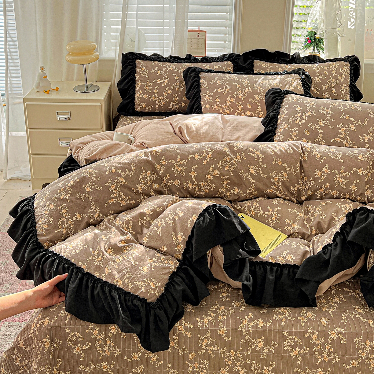 91家纺网 家纺一手货源 找家纺 富米莱（原臻工厂） 2026新款法式赫本风大花边A类古法仿棉云感纱床盖床裙四件套-场景二 花影浅吟