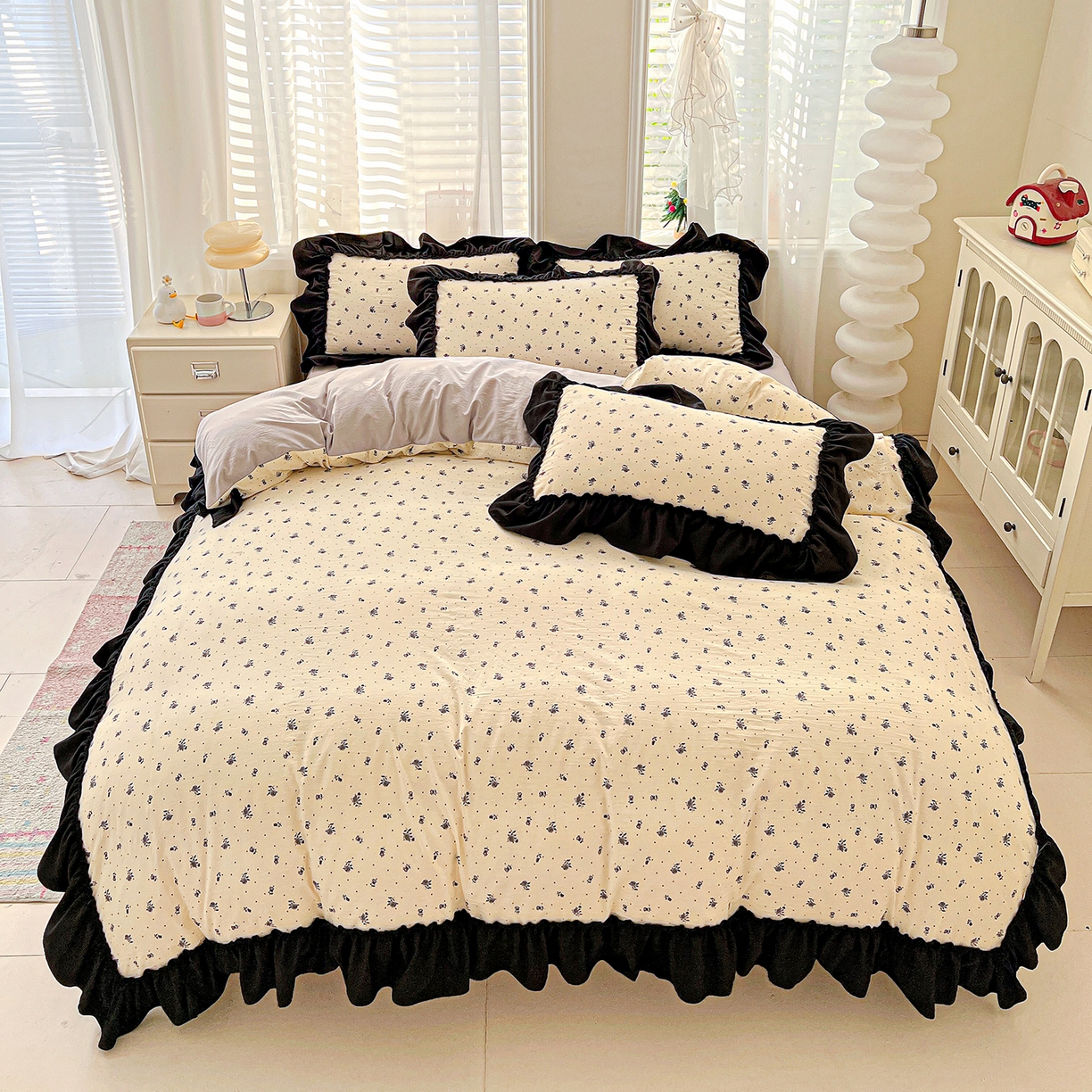 91家纺网 家纺一手货源 找家纺 富米莱（原臻工厂） 2026新款法式赫本风大花边A类古法仿棉云感纱床盖床裙四件套-场景二 小玫瑰