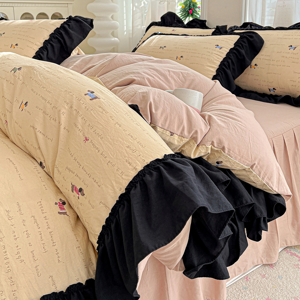 91家纺网 家纺一手货源 找家纺 富米莱（原臻工厂） 2026新款法式赫本风大花边A类古法仿棉云感纱床盖床裙四件套-场景二 狗狗家族