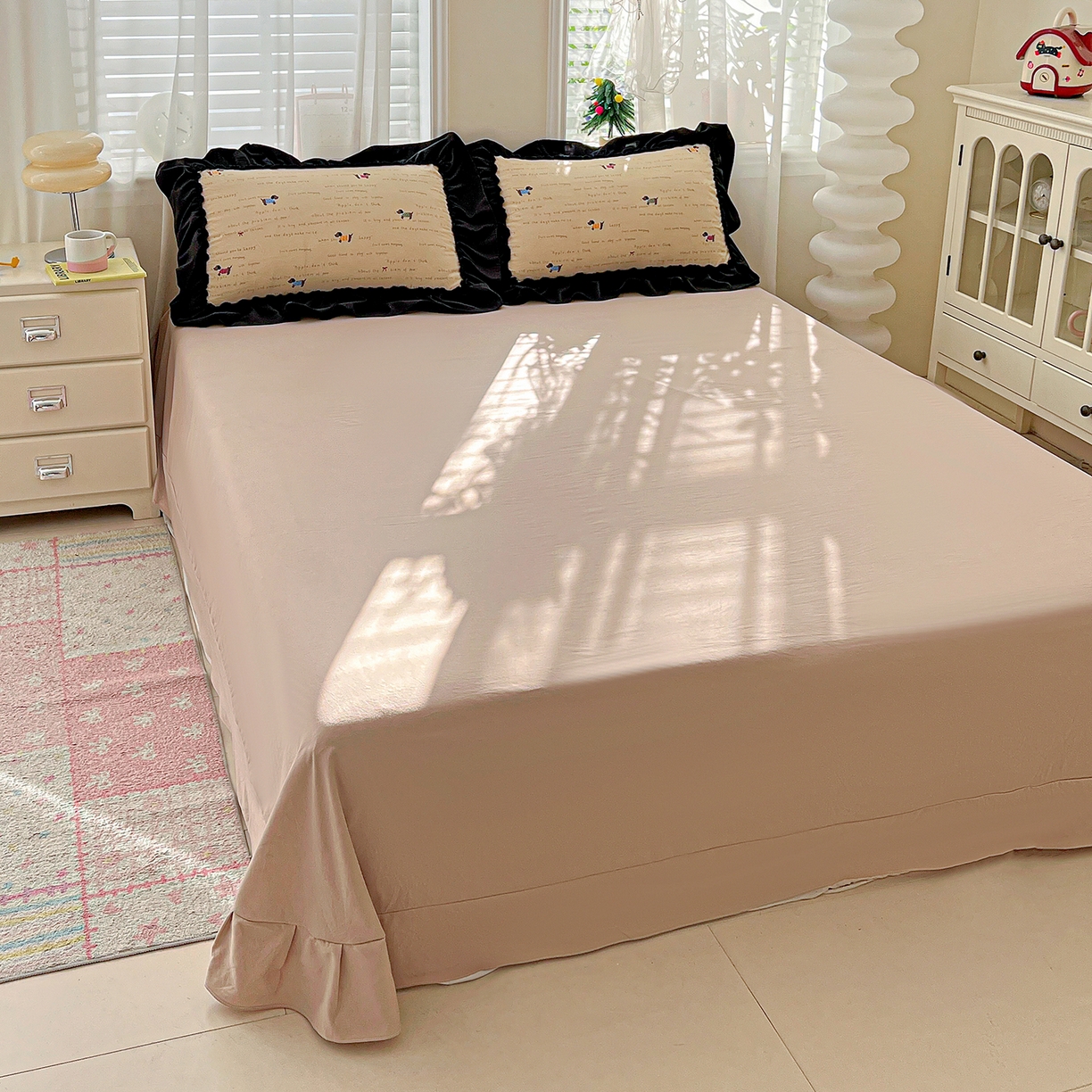 91家纺网 家纺一手货源 找家纺 富米莱（原臻工厂） 2026新款法式赫本风大花边A类古法仿棉云感纱床盖床裙四件套-场景二 狗狗家族