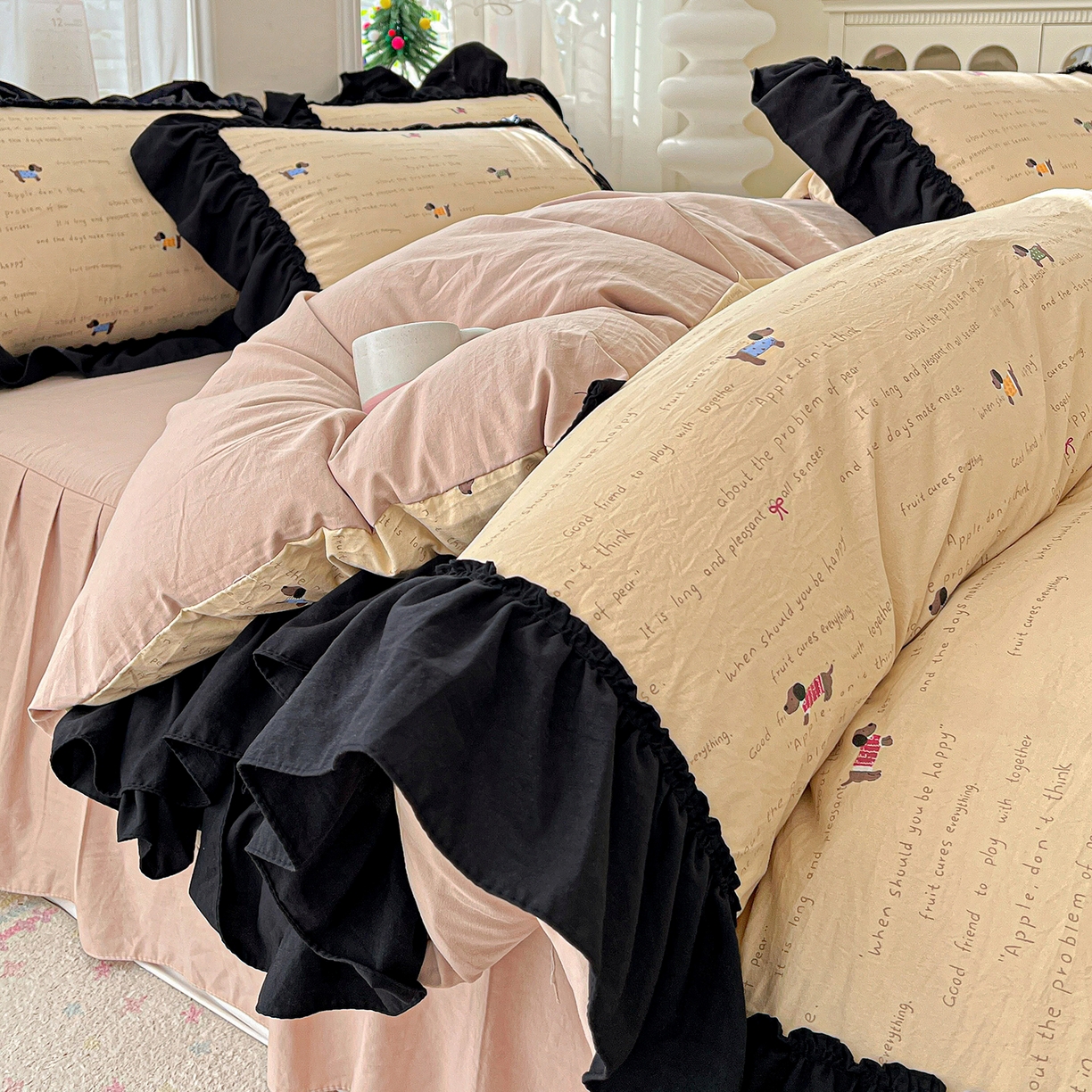 91家纺网 家纺一手货源 找家纺 富米莱（原臻工厂） 2026新款法式赫本风大花边A类古法仿棉云感纱床盖床裙四件套-场景二 狗狗家族