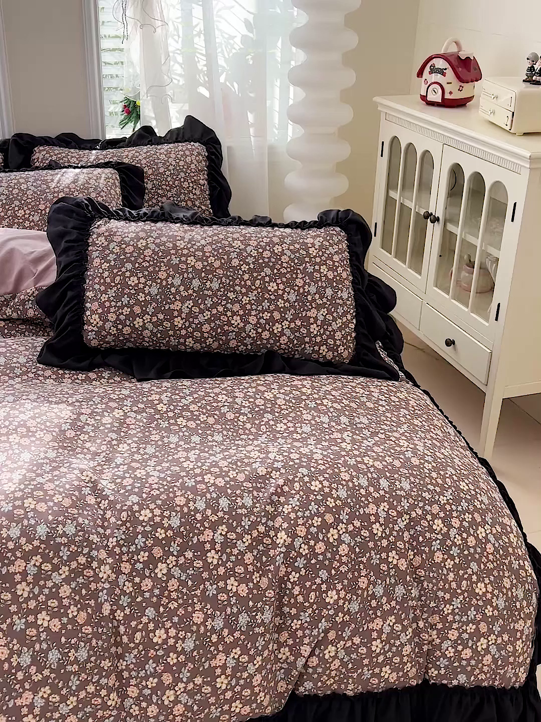 91家纺网 家纺一手货源 找家纺 富米莱（原臻工厂） 2026新款法式赫本风大花边A类古法仿棉云感纱床盖床裙四件套-场景二 漫野