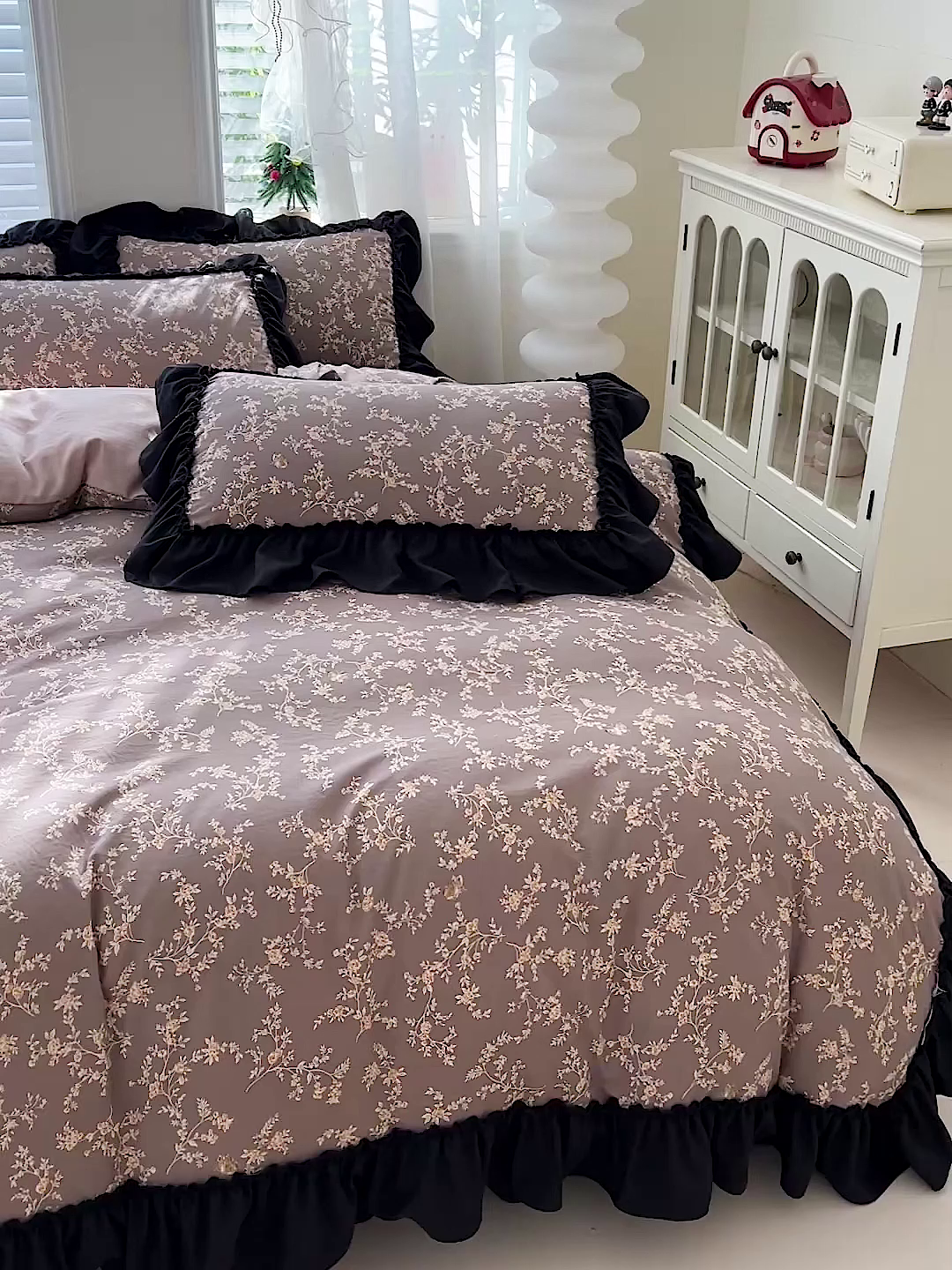 91家纺网 家纺一手货源 找家纺 富米莱（原臻工厂） 2026新款法式赫本风大花边A类古法仿棉云感纱床盖床裙四件套-场景二 花影浅吟