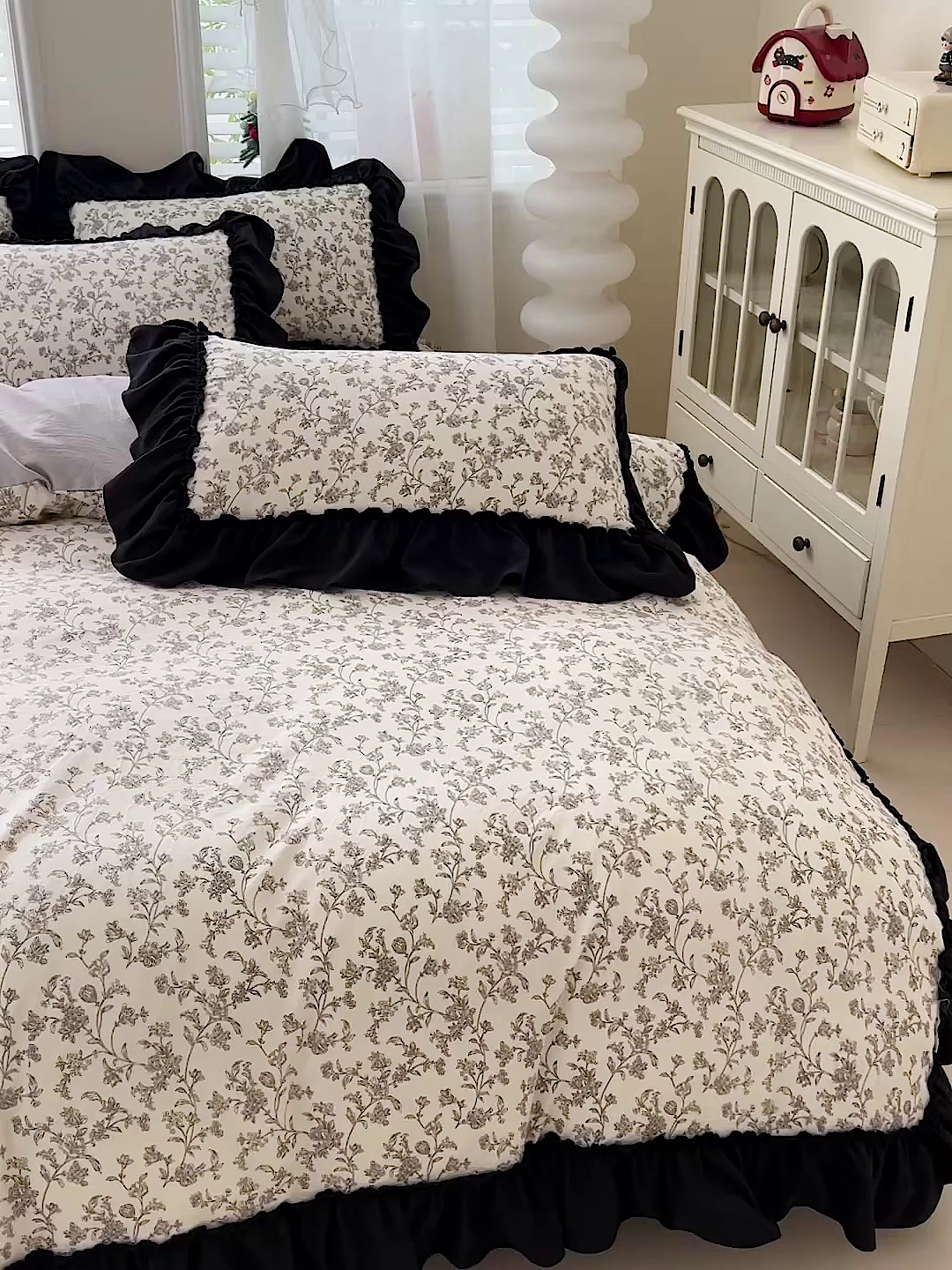 91家纺网 家纺一手货源 找家纺 富米莱（原臻工厂） 2026新款法式赫本风大花边A类古法仿棉云感纱床盖床裙四件套-场景二 星河入梦