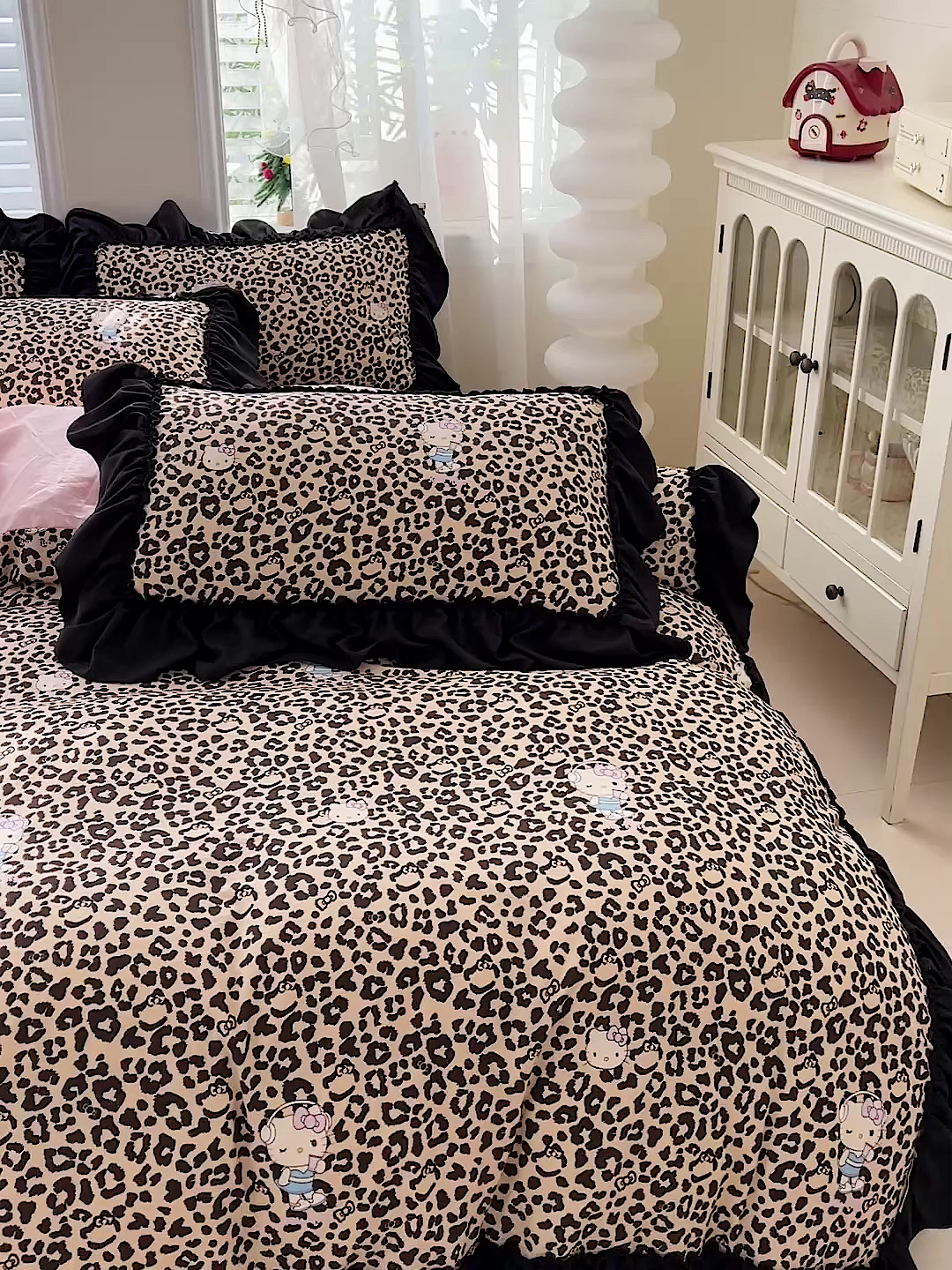 91家纺网 家纺一手货源 找家纺 富米莱（原臻工厂） 2026新款法式赫本风大花边A类古法仿棉云感纱床盖床裙四件套-场景二 豹纹猫咪