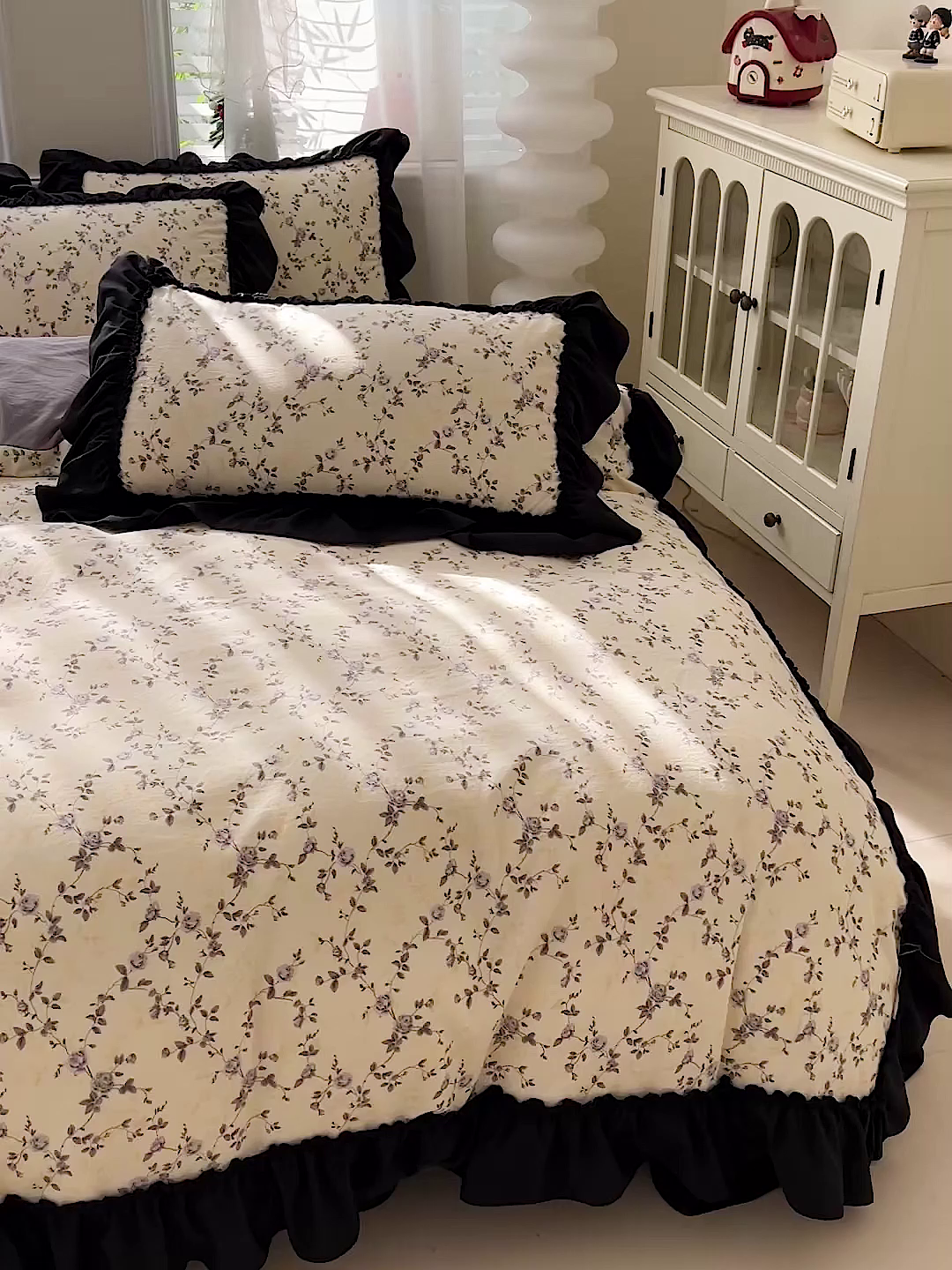 91家纺网 家纺一手货源 找家纺 富米莱（原臻工厂） 2026新款法式赫本风大花边A类古法仿棉云感纱床盖床裙四件套-场景二 槿上花开