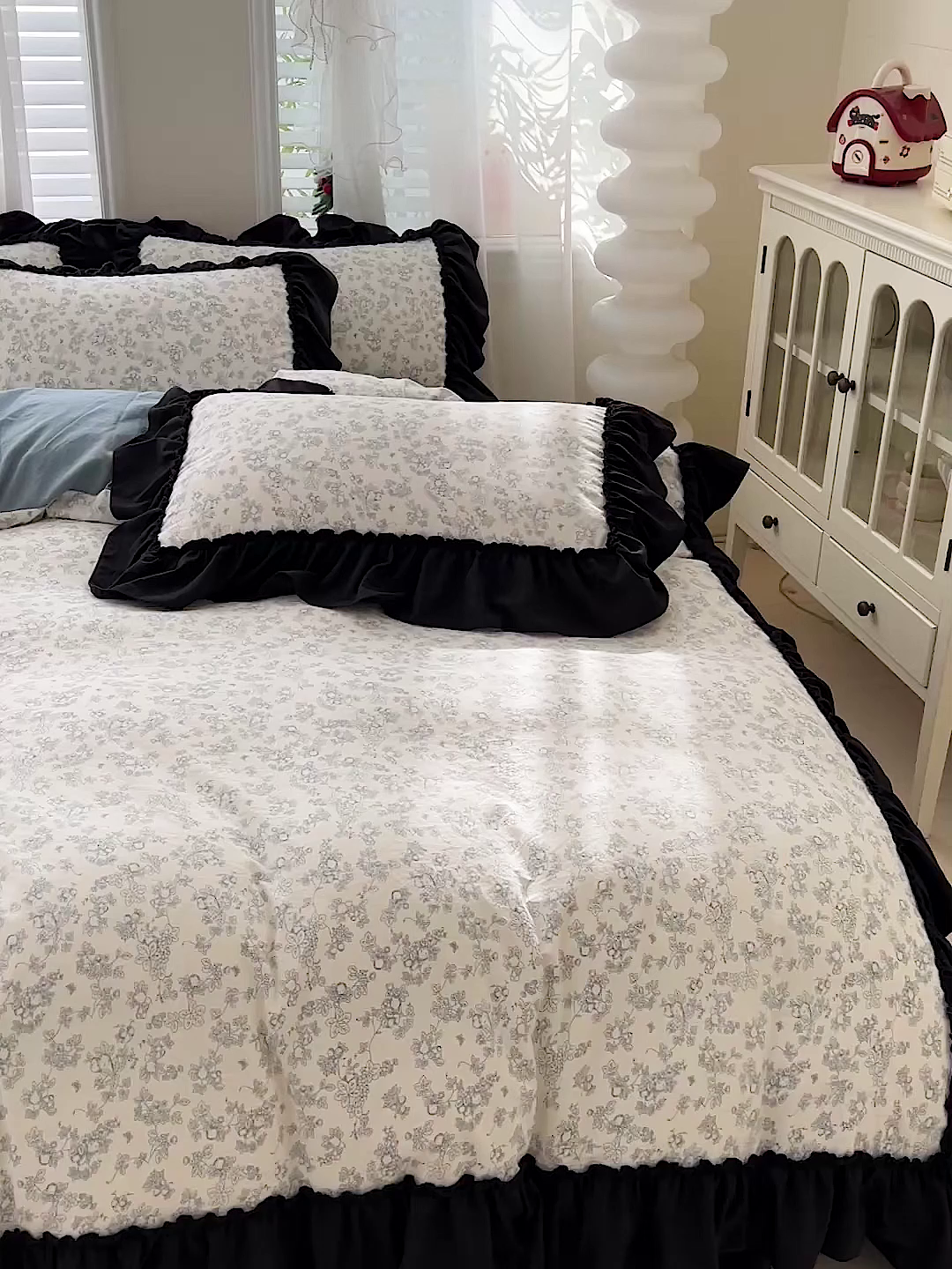 91家纺网 家纺一手货源 找家纺 富米莱（原臻工厂） 2026新款法式赫本风大花边A类古法仿棉云感纱床盖床裙四件套-场景二 兰絮语