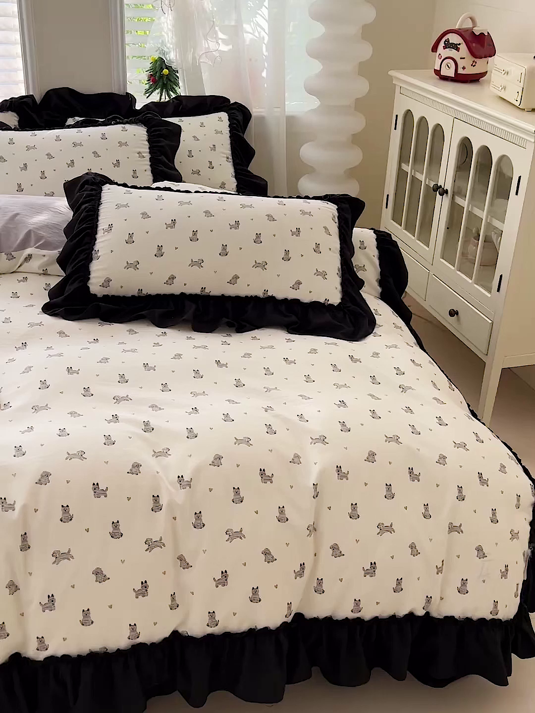 91家纺网 家纺一手货源 找家纺 富米莱（原臻工厂） 2026新款法式赫本风大花边A类古法仿棉云感纱床盖床裙四件套-场景二 恰恰狗