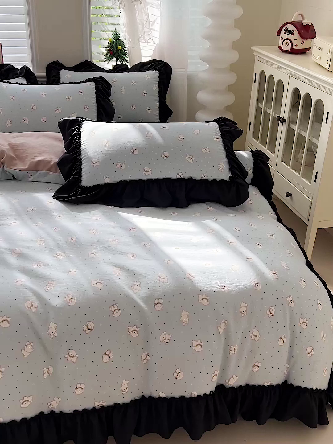 91家纺网 家纺一手货源 找家纺 富米莱（原臻工厂） 2026新款法式赫本风大花边A类古法仿棉云感纱床盖床裙四件套-场景二 雾蓝小熊