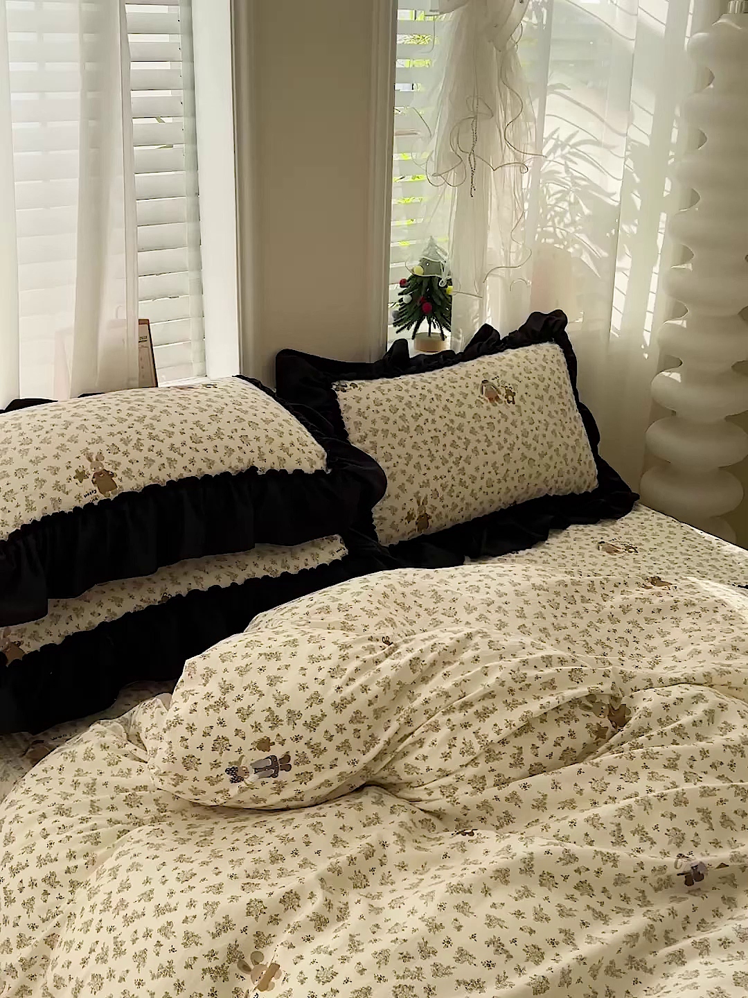 91家纺网 家纺一手货源 找家纺 富米莱（原臻工厂） 2026新款法式赫本风大花边A类古法仿棉云感纱床盖床裙四件套-场景二 午后时光