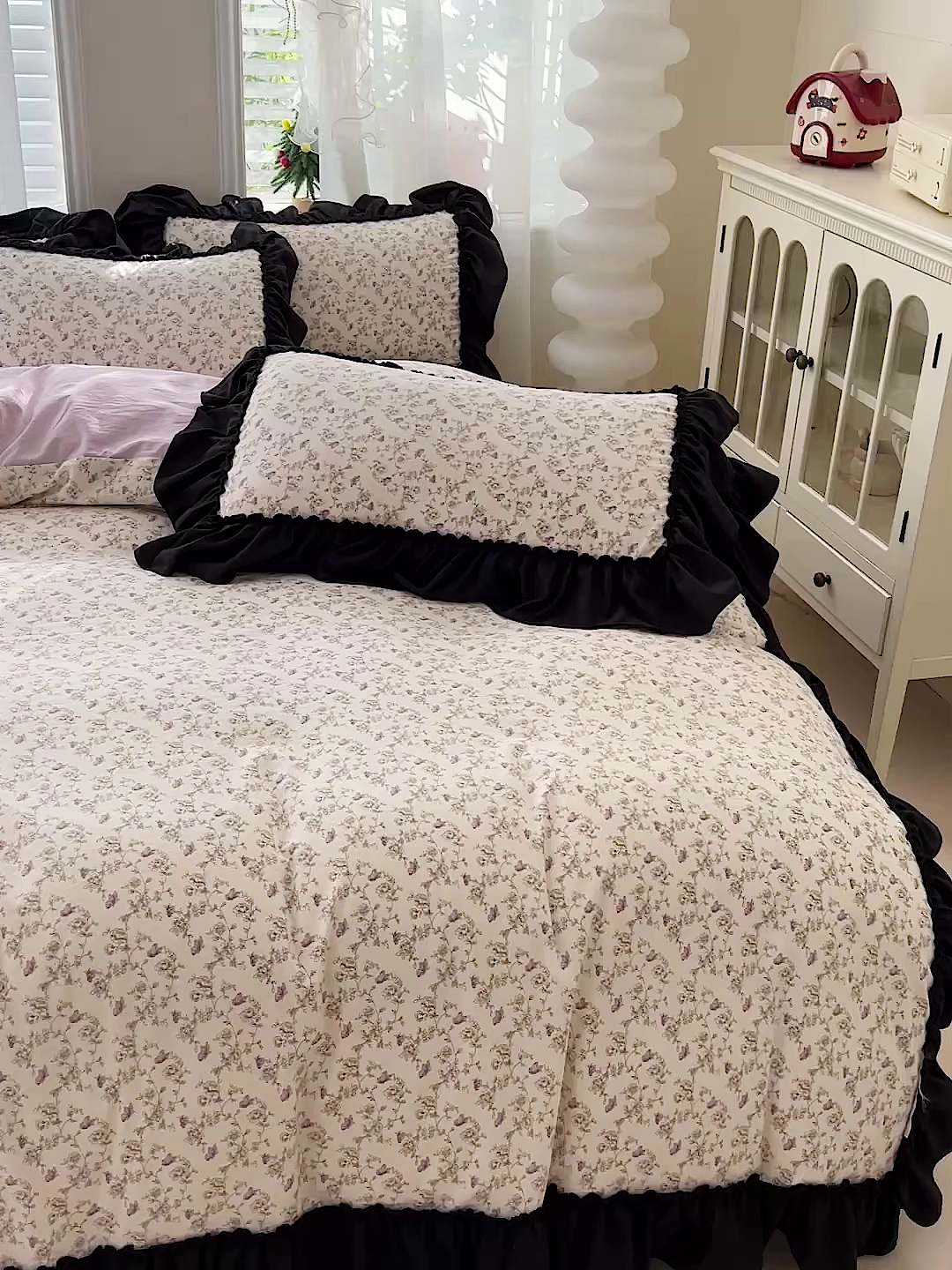 91家纺网 家纺一手货源 找家纺 富米莱（原臻工厂） 2026新款法式赫本风大花边A类古法仿棉云感纱床盖床裙四件套-场景二 花间谣