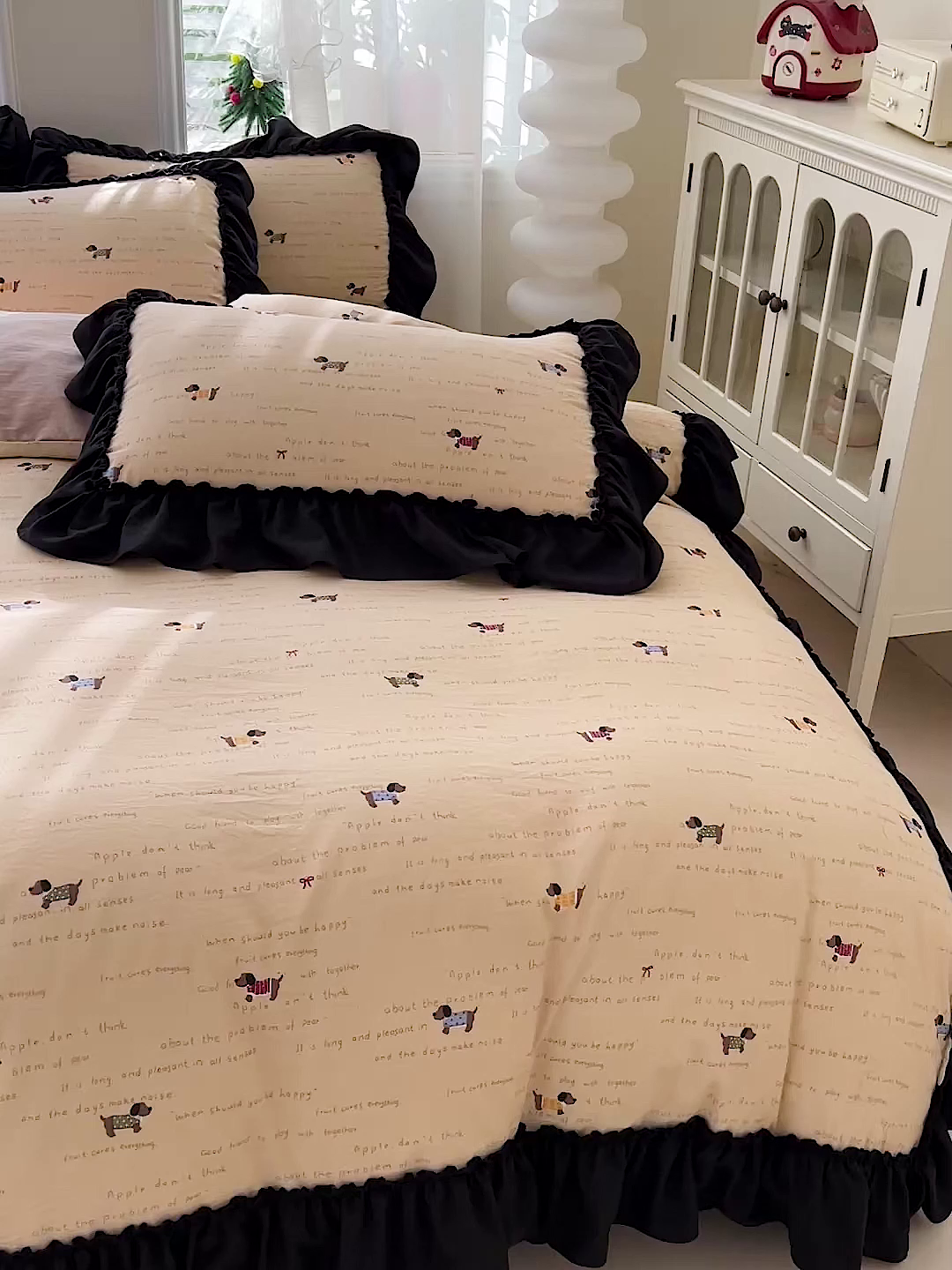 91家纺网 家纺一手货源 找家纺 富米莱（原臻工厂） 2026新款法式赫本风大花边A类古法仿棉云感纱床盖床裙四件套-场景二 狗狗家族