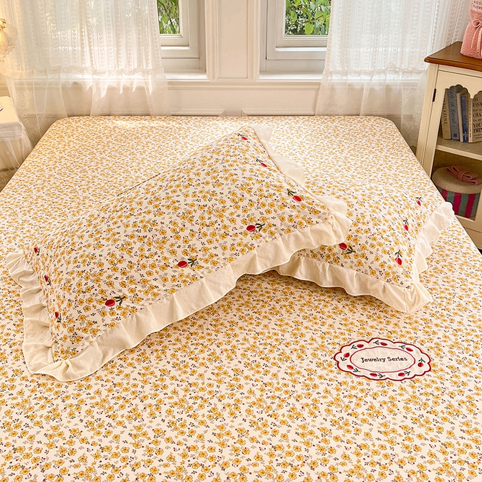 91家纺网 家纺一手货源 找家纺 圣比熊 2026新款A类云朵棉刺绣花边枕套宿舍单人单只一只装绣花枕芯内胆套 春日暖阳（刺绣款）