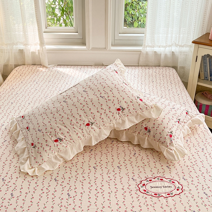 91家纺网 家纺一手货源 找家纺 圣比熊 2026新款A类云朵棉刺绣花边枕套宿舍单人单只一只装绣花枕芯内胆套 花漾甜心（刺绣款）