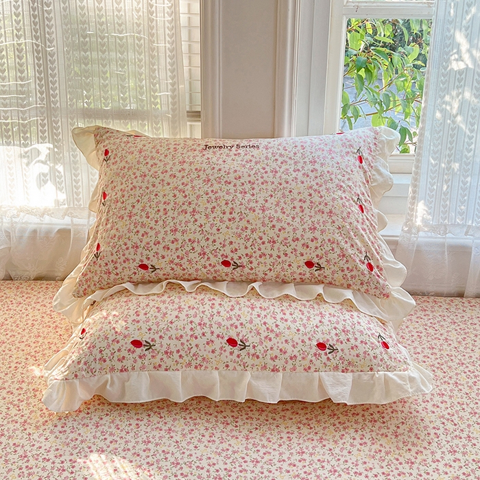 91家纺网 家纺一手货源 找家纺 圣比熊 2026新款A类云朵棉刺绣花边枕套宿舍单人单只一只装绣花枕芯内胆套 芊芊花海（刺绣款）