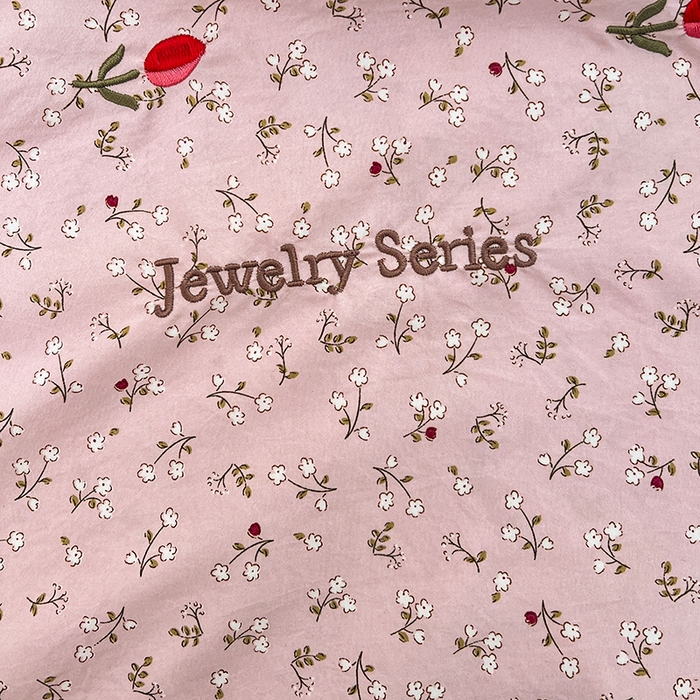 91家纺网 家纺一手货源 找家纺 圣比熊 2026新款A类云朵棉刺绣花边枕套宿舍情侣绣花双人加长枕芯内胆套 爱丽丝-粉（刺绣款）