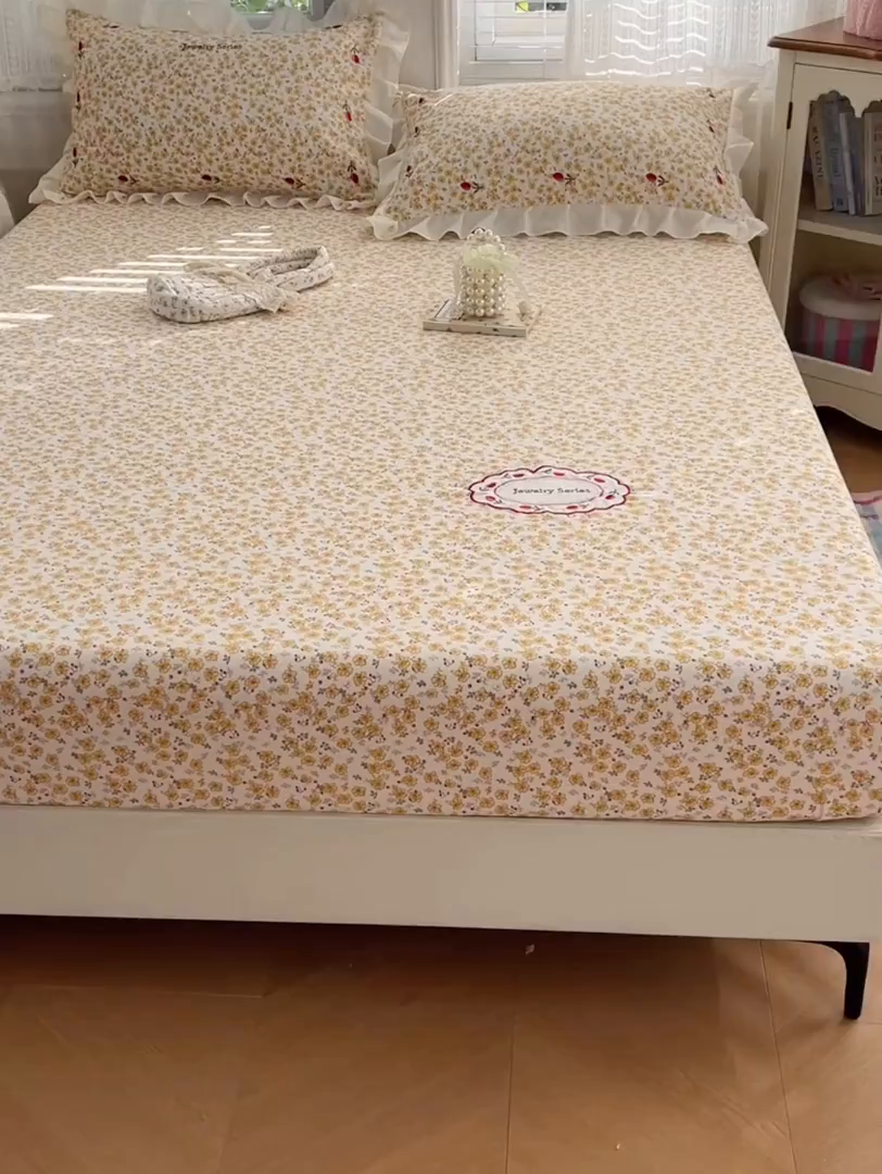 91家纺网 家纺一手货源 找家纺 圣比熊 2026新款A类云朵棉刺绣花边枕套宿舍情侣绣花双人加长枕芯内胆套 春日暖阳（刺绣款）