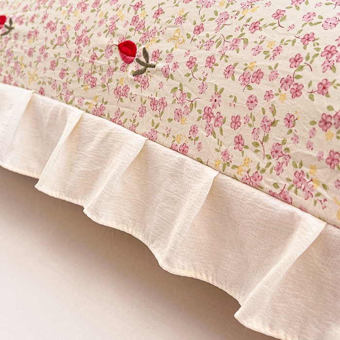 91家纺网 家纺一手货源 找家纺 圣比熊 2026新款A类云朵棉刺绣花边枕套宿舍情侣绣花双人加长枕芯内胆套 芊芊花海（刺绣款）