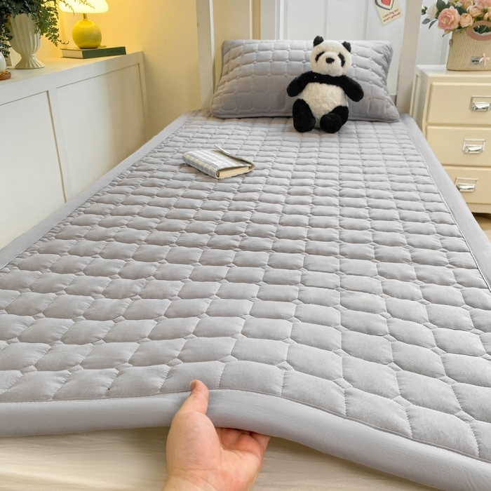 91家纺网 家纺一手货源 找家纺 （总）麒东家纺 2026新款学生纯色水洗棉夹棉床垫系列