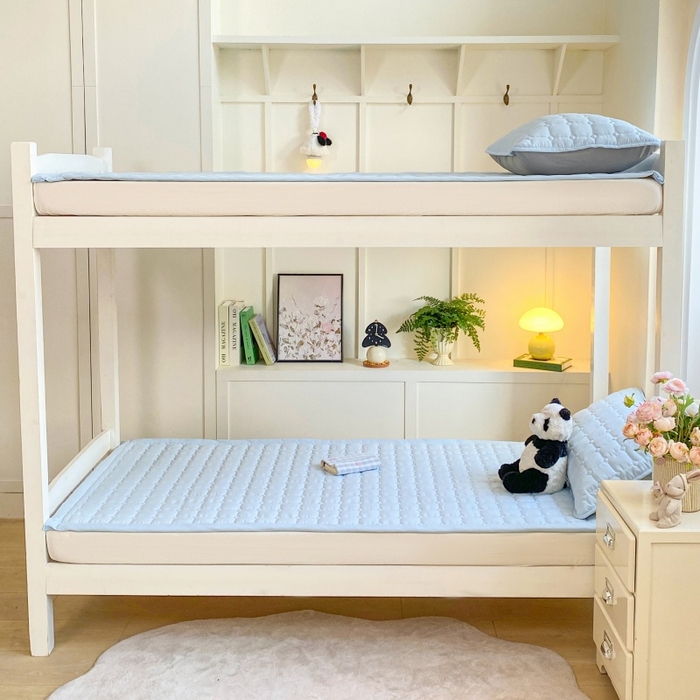 91家纺网 家纺一手货源 找家纺 麒东家纺 2026新款学生纯色水洗棉夹棉床垫系列 天蓝