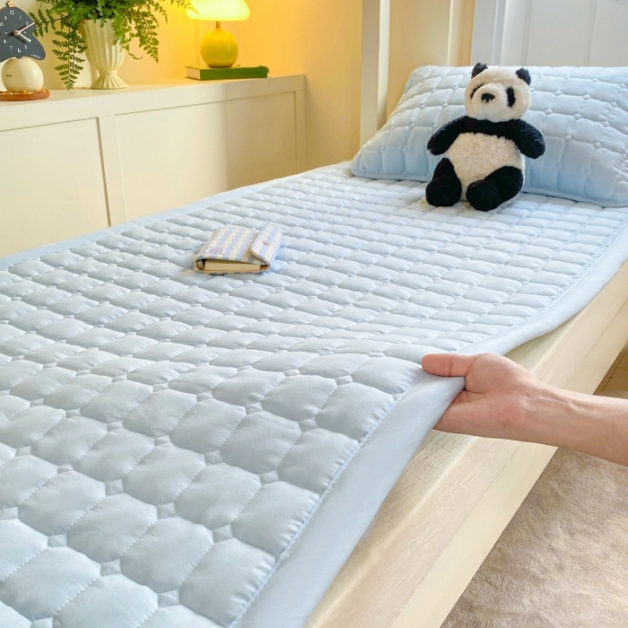 91家纺网 家纺一手货源 找家纺 麒东家纺 2026新款学生纯色水洗棉夹棉床垫系列 天蓝