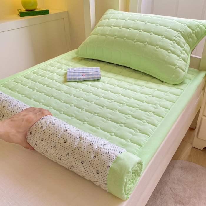 91家纺网 家纺一手货源 找家纺 麒东家纺 2026新款学生纯色水洗棉夹棉床垫系列 绿色