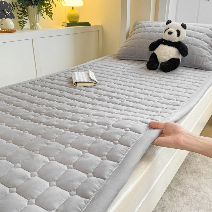 91家纺网 家纺一手货源 找家纺 麒东家纺 2026新款学生纯色水洗棉夹棉床垫系列 灰色