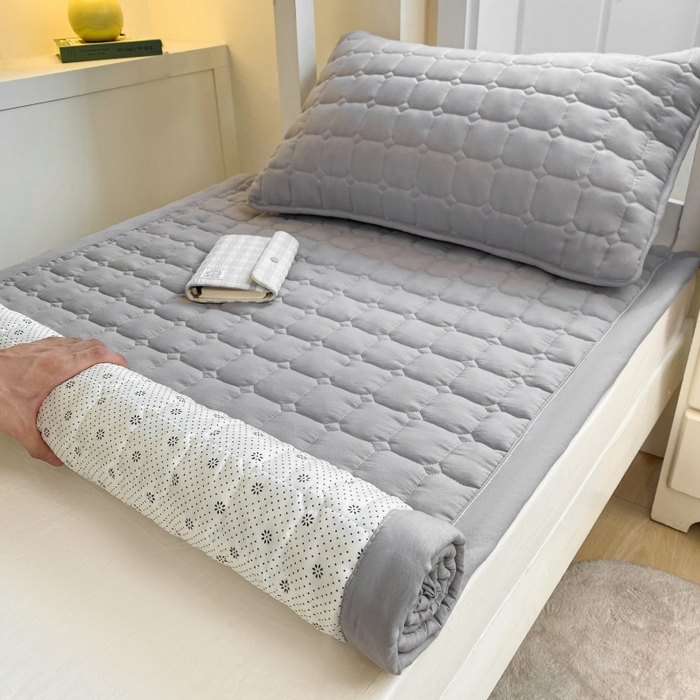 91家纺网 家纺一手货源 找家纺 麒东家纺 2026新款学生纯色水洗棉夹棉床垫系列 灰色