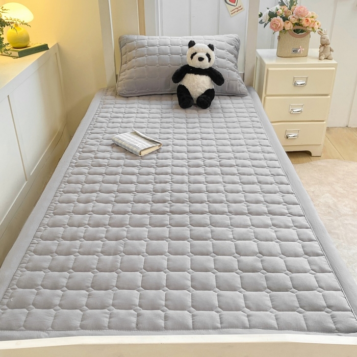 91家纺网 家纺一手货源 找家纺 麒东家纺 2026新款学生纯色水洗棉夹棉床垫系列 灰色