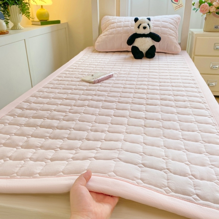 91家纺网 家纺一手货源 找家纺 （总）麒东家纺 2026新款学生纯色水洗棉夹棉床垫系列