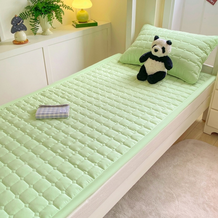 91家纺网 家纺一手货源 找家纺 麒东家纺 2026新款学生纯色水洗棉夹棉床垫系列 绿色