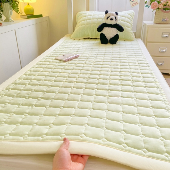 麒东家纺 2026新款学生纯色水洗棉夹棉床垫系列 奶油