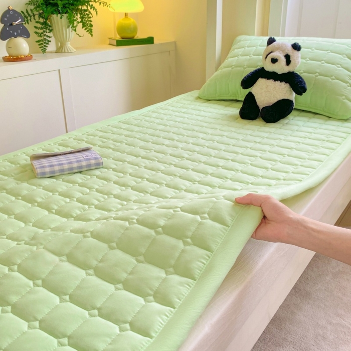 91家纺网 家纺一手货源 找家纺 麒东家纺 2026新款学生纯色水洗棉夹棉床垫系列 绿色