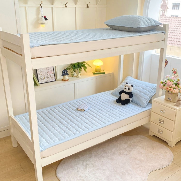 91家纺网 家纺一手货源 找家纺 麒东家纺 2026新款学生纯色水洗棉夹棉床垫系列 天蓝