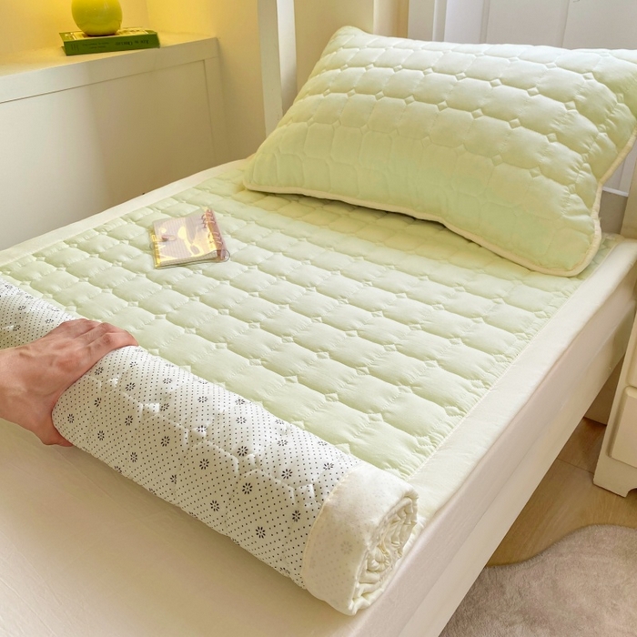 91家纺网 家纺一手货源 找家纺 麒东家纺 2026新款学生纯色水洗棉夹棉床垫系列 奶油