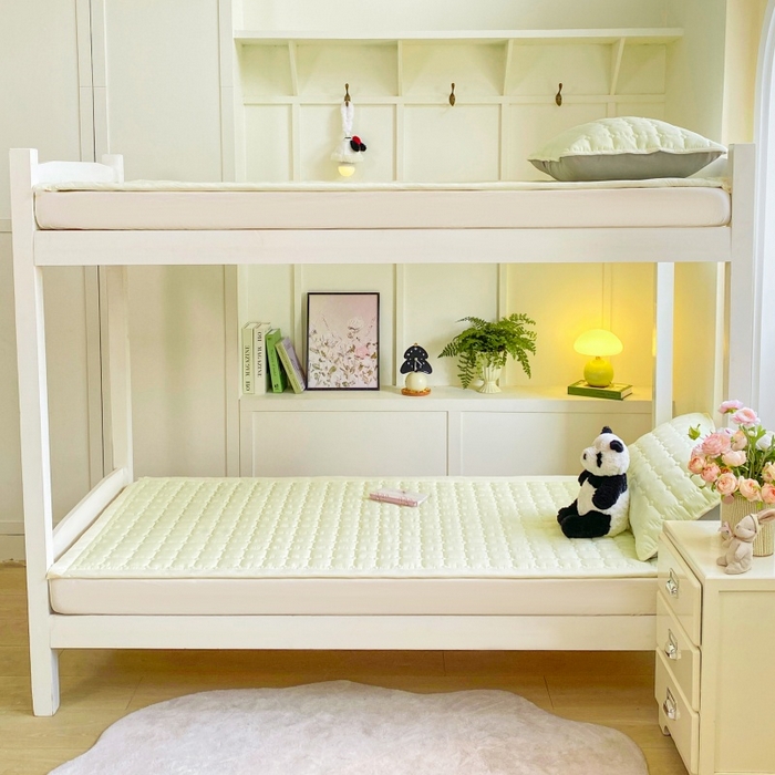 91家纺网 家纺一手货源 找家纺 麒东家纺 2026新款学生纯色水洗棉夹棉床垫系列 奶油