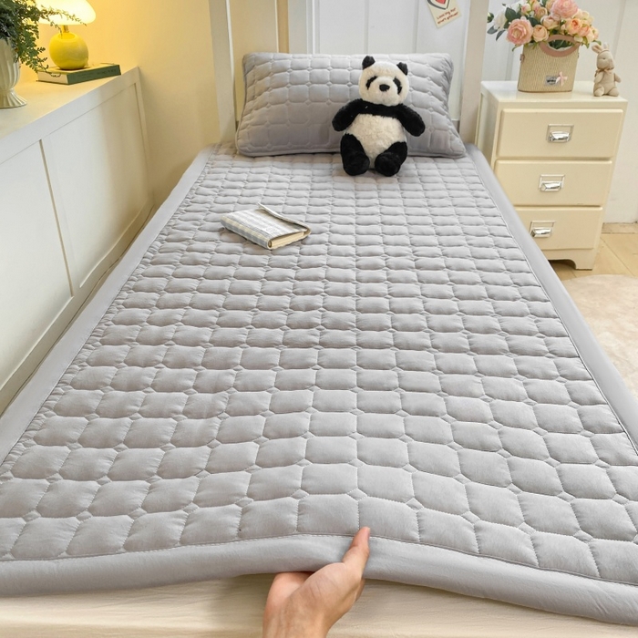 91家纺网 家纺一手货源 找家纺 麒东家纺 2026新款学生纯色水洗棉夹棉床垫系列 灰色