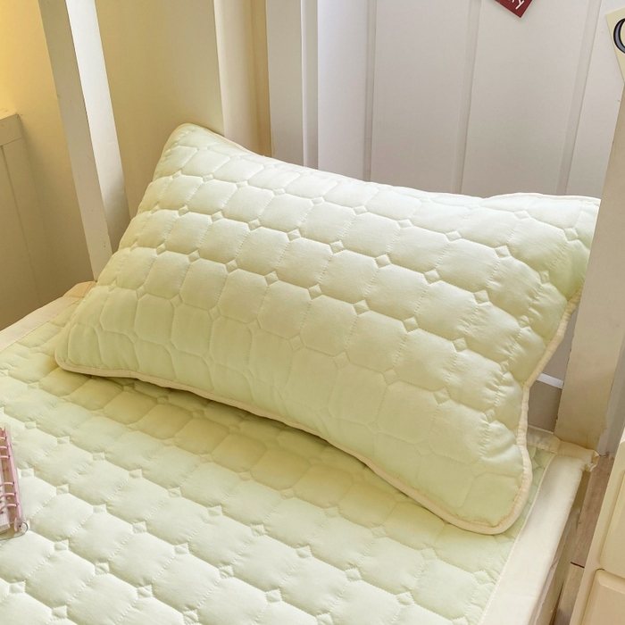 91家纺网 家纺一手货源 找家纺 麒东家纺 2026新款学生纯色水洗棉夹棉床垫系列 奶油