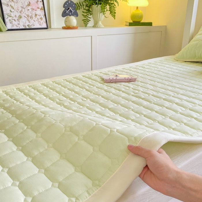 91家纺网 家纺一手货源 找家纺 麒东家纺 2026新款学生纯色水洗棉夹棉床垫系列 奶油