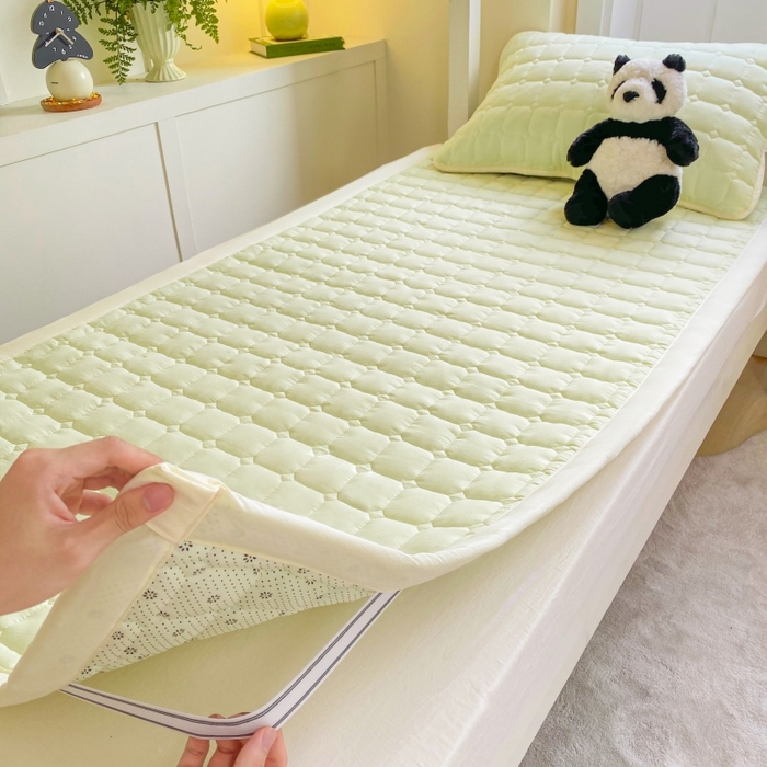 91家纺网 家纺一手货源 找家纺 麒东家纺 2026新款学生纯色水洗棉夹棉床垫系列 奶油