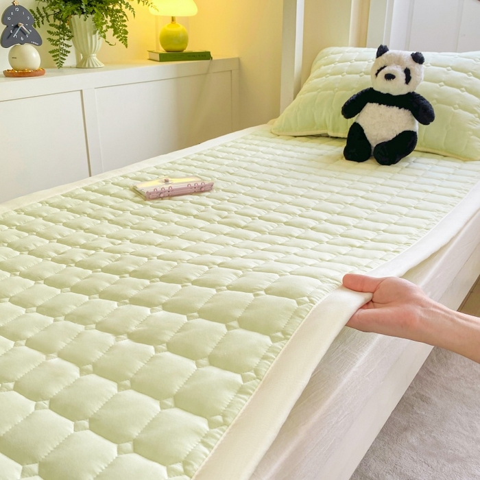 91家纺网 家纺一手货源 找家纺 麒东家纺 2026新款学生纯色水洗棉夹棉床垫系列 奶油