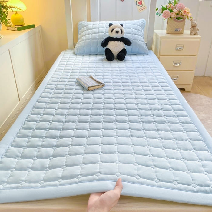 91家纺网 家纺一手货源 找家纺 麒东家纺 2026新款学生纯色水洗棉夹棉床垫系列 天蓝