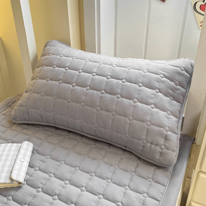 91家纺网 家纺一手货源 找家纺 麒东家纺 2026新款学生纯色水洗棉夹棉床垫系列 灰色