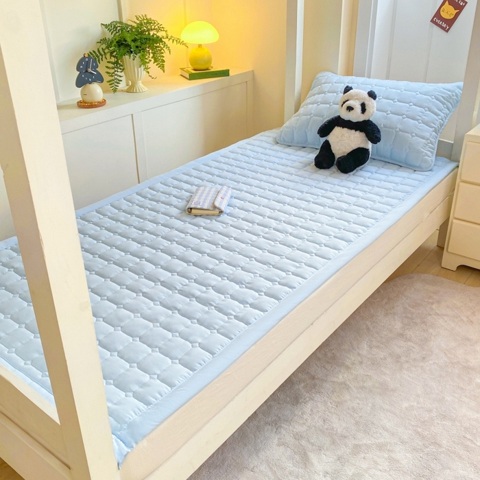 91家纺网 家纺一手货源 找家纺 麒东家纺 2026新款学生纯色水洗棉夹棉床垫系列 天蓝